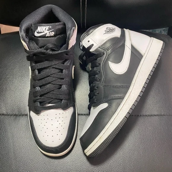 Kids Nike Air Jordan 1 Retro High Black and White Sneakers Size 7Y - Picture 2 of 11